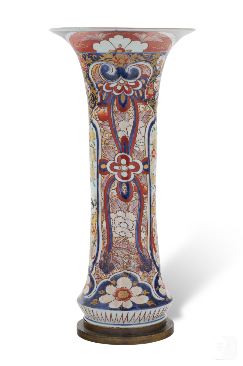 AN IMARI 'GEISHA' BEAKER VASE  JAPAN, EDO PERIOD, CIRCA 1700 - 图3